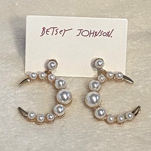 NWT BETSEY JOHNSON PEARL BEAD EARRINGS